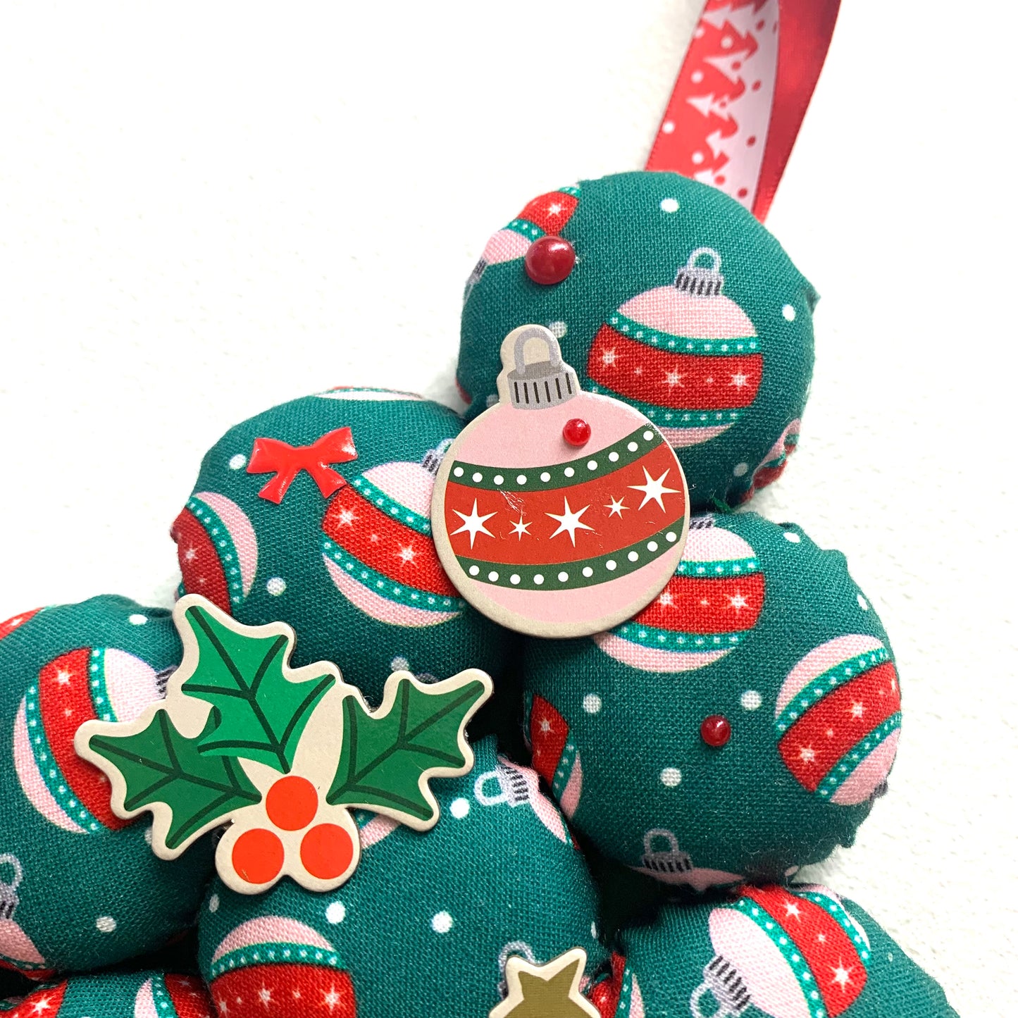 MAKIN' WHOOPEE- "Beautiful Baubles"- LARGE BOTTLE TOP CHRISTMAS TREE WALL HANGING