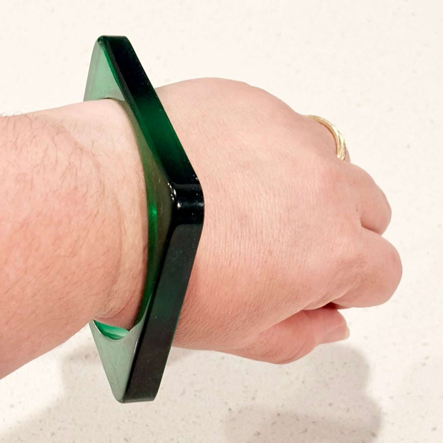 RAY BY DESIGN - Resin Bangle Green Square
