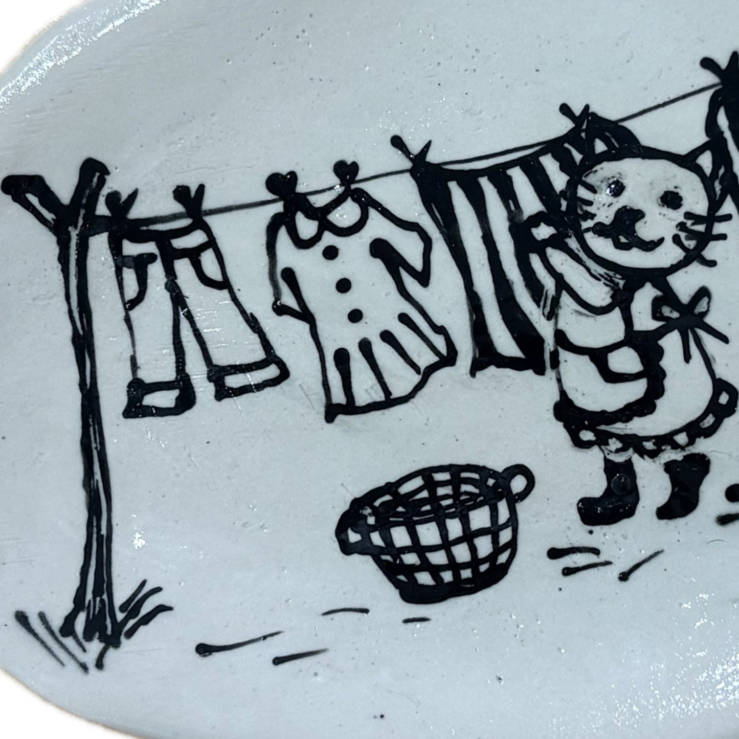 BELOVED POTTERY - Drawing Plate - Cat Washing Line