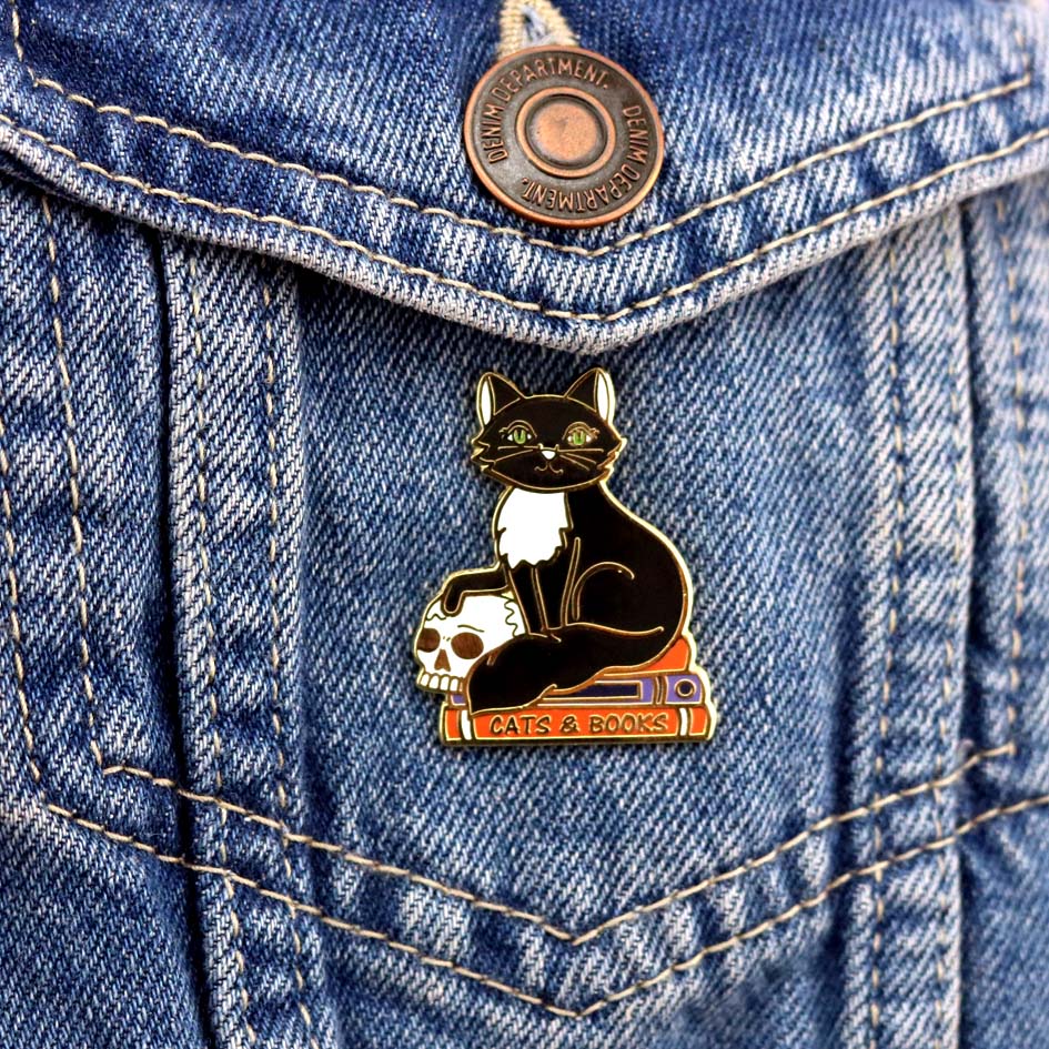 JUBLY-UMPH - "Cats and Books"- Lapel Pin