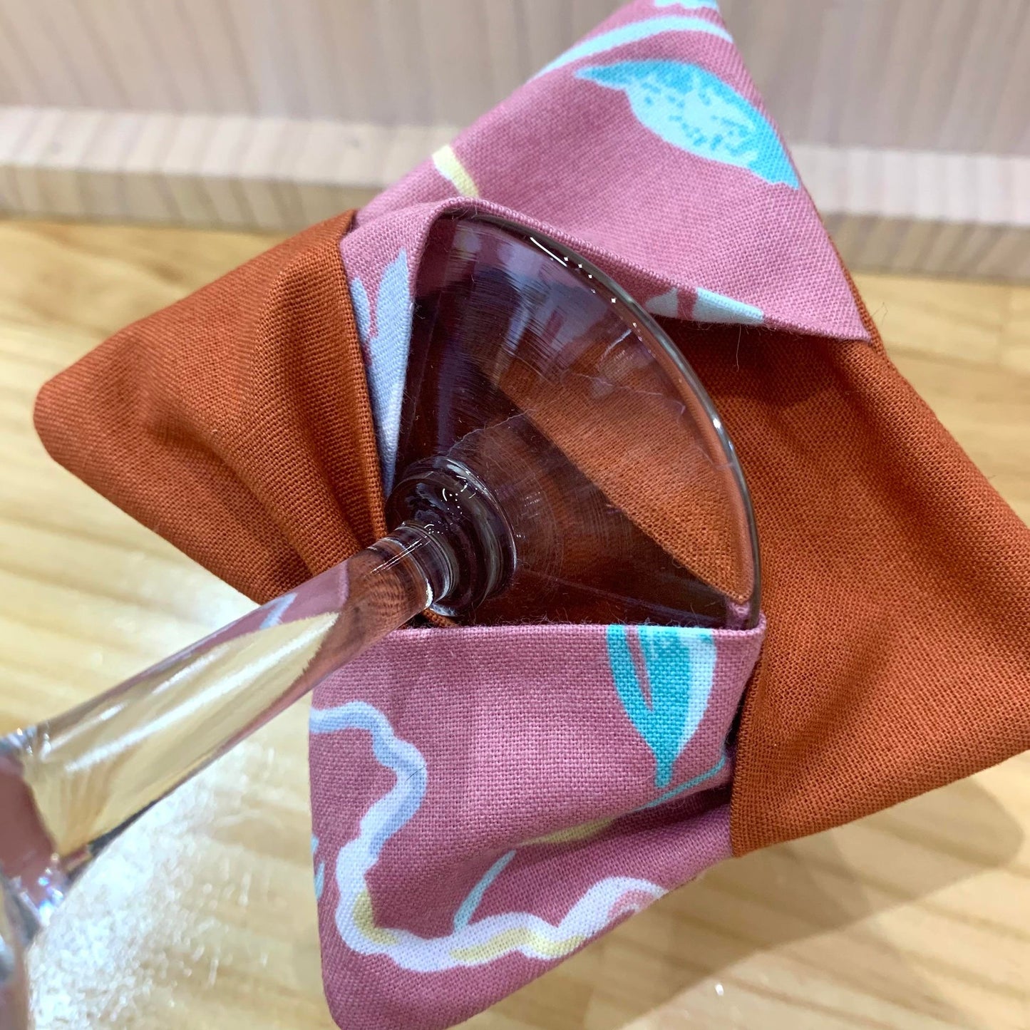 MUMMA WHOOPEE- SINGLE WINE GLASS SLIPPER/COASTERS- Cute Cats & Red