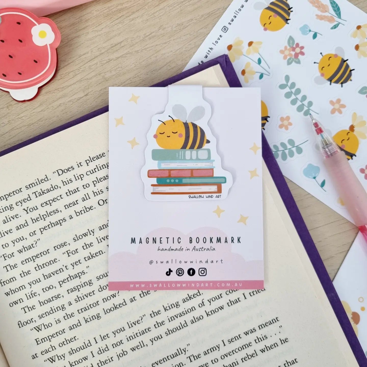 SWALLOW WIND ART - HAPPY BEE WITH BOOKS - MAGNETIC BOOKMARK