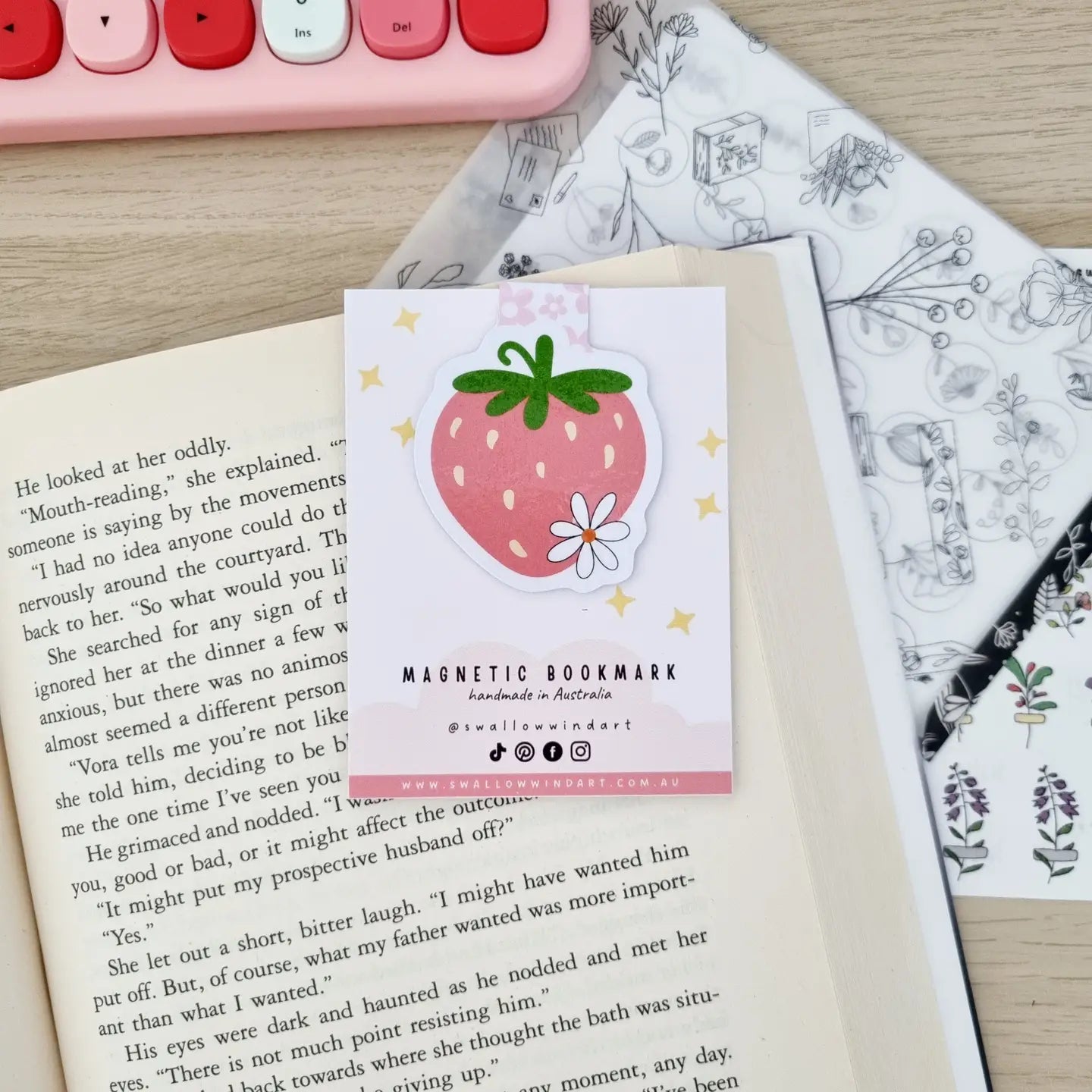 SWALLOW WIND ART - STRAWBERRY FLOWER - MAGNETIC BOOKMARK