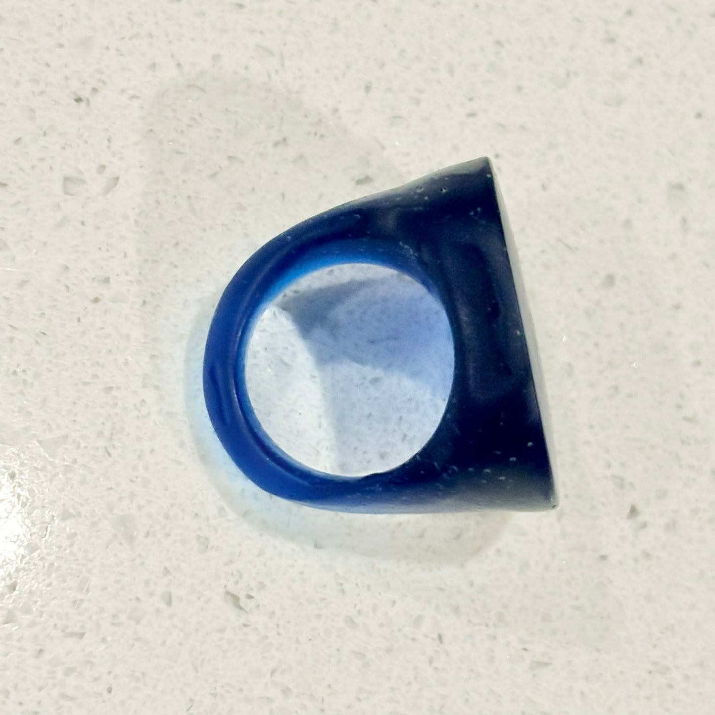 RAY BY DESIGN - Resin Ring Blue Flat Round