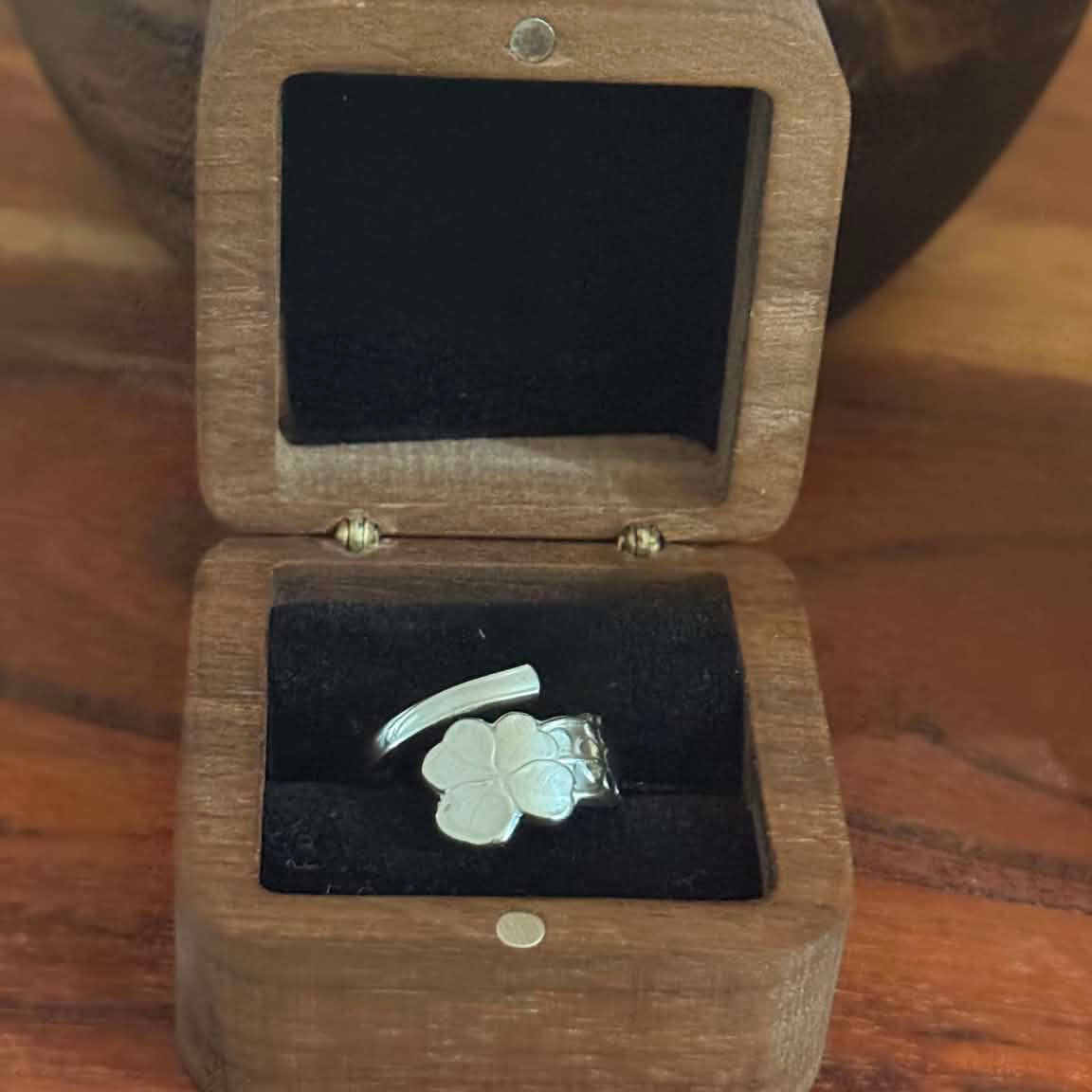 MOLLY MADE - 'Clover' Wrap Ring