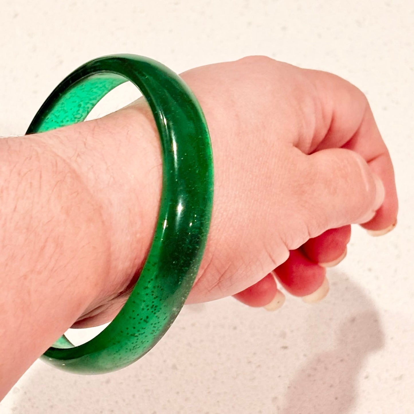 RAY BY DESIGN - Resin Bangle Green Glitter Round