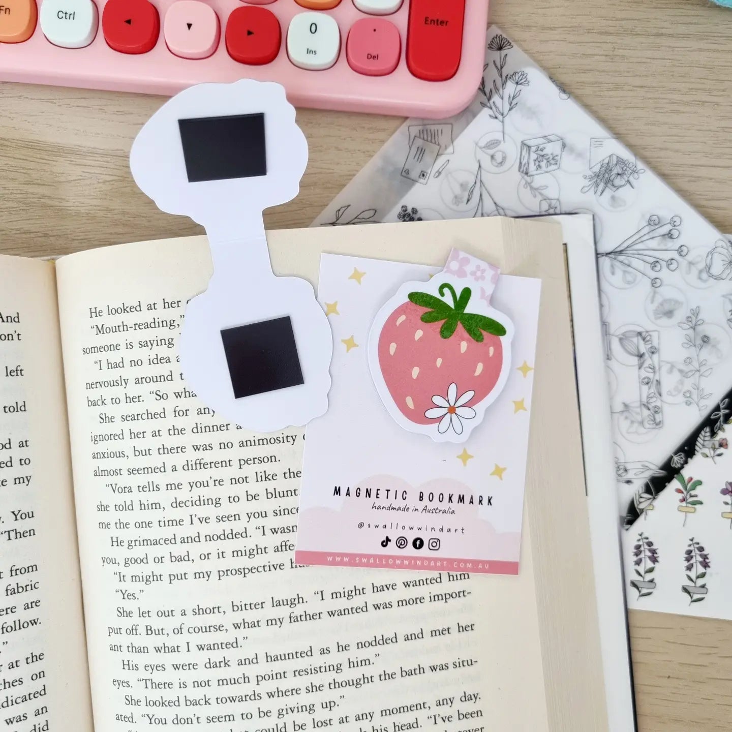 SWALLOW WIND ART - STRAWBERRY FLOWER - MAGNETIC BOOKMARK