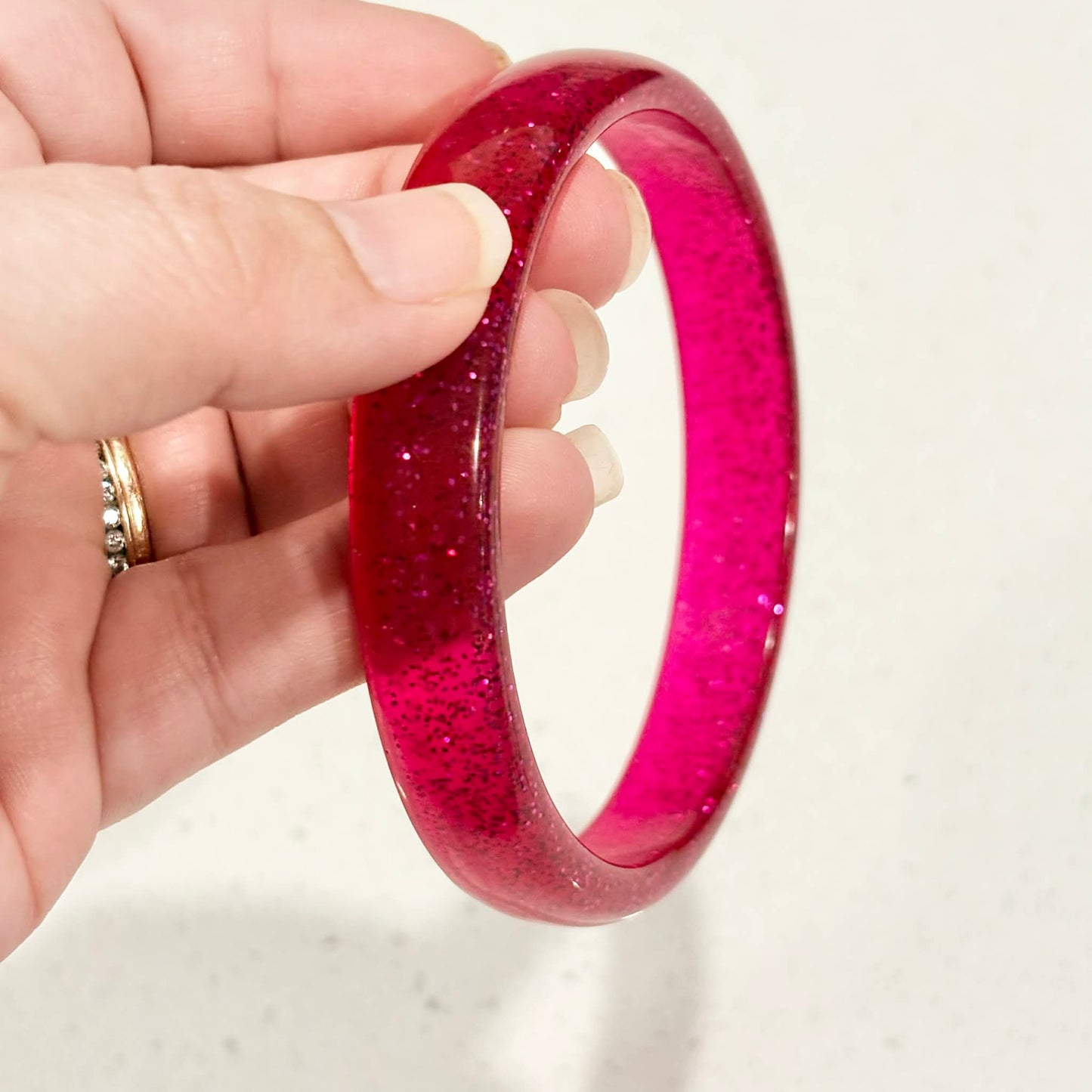 RAY BY DESIGN - Resin Bangle Pink Glitter Round