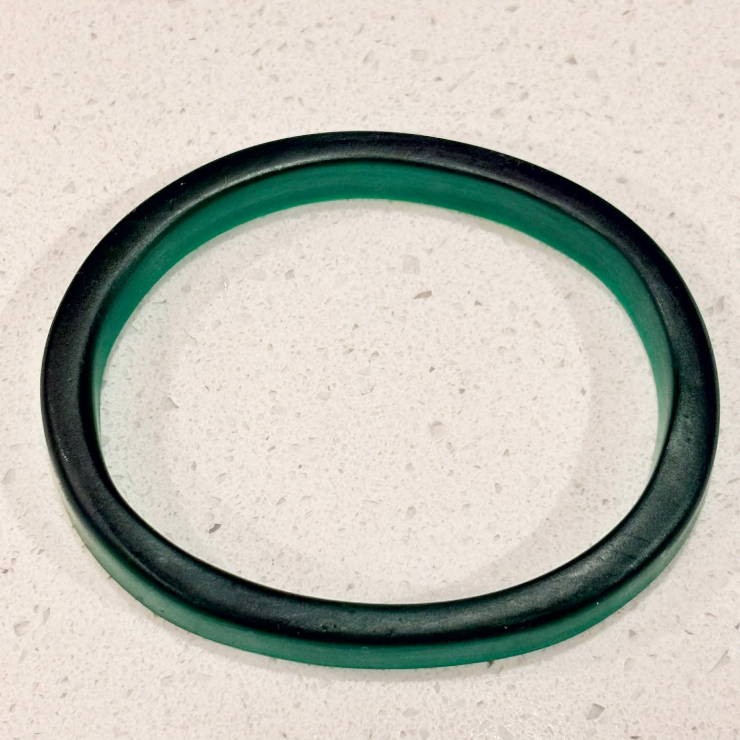 RAY BY DESIGN - Resin Bangle Green Oval