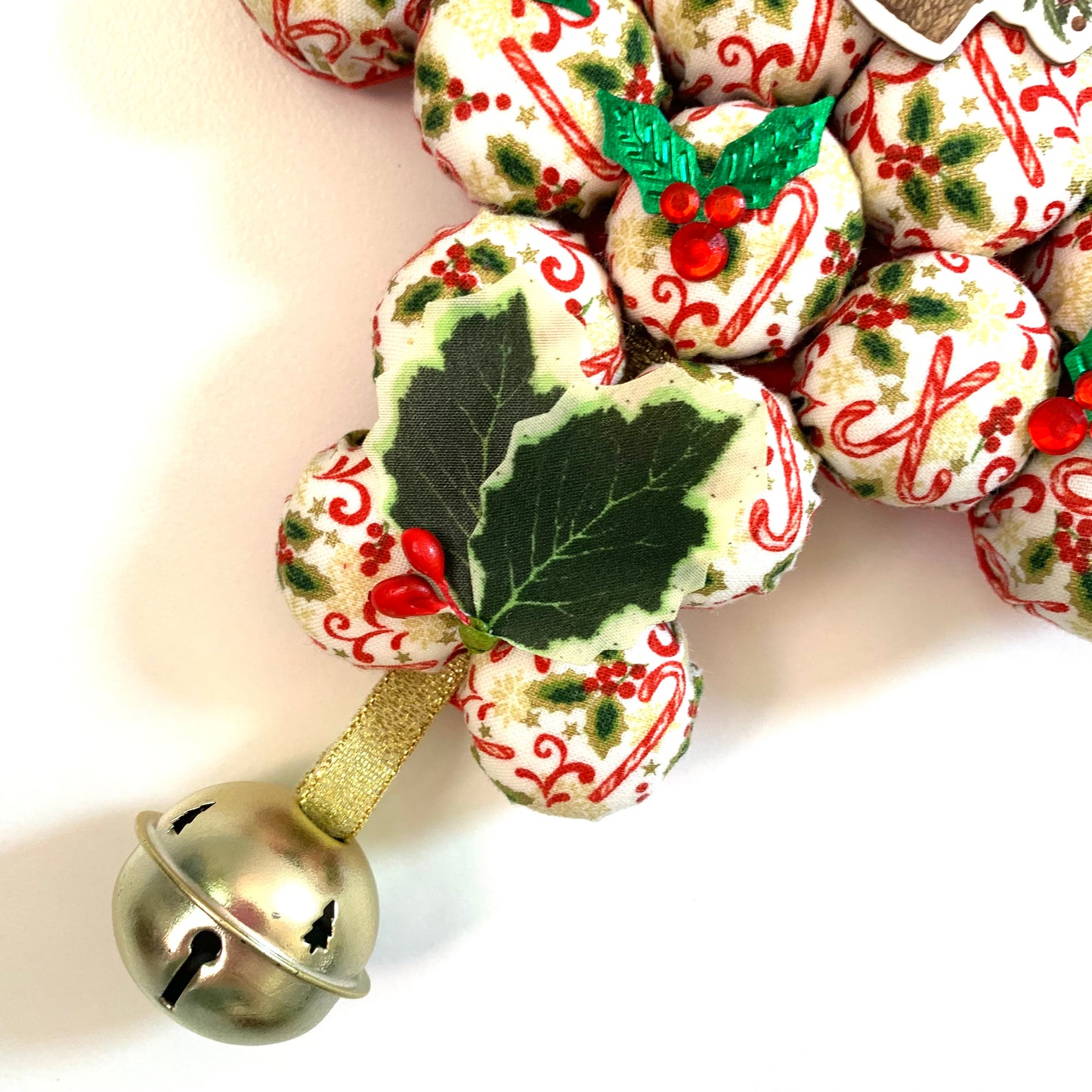 MUMMA WHOOPEE- "TRADITIONAL CHRISTMAS"- SMALL BOTTLE TOP CHRISTMAS TREE WALL HANGING