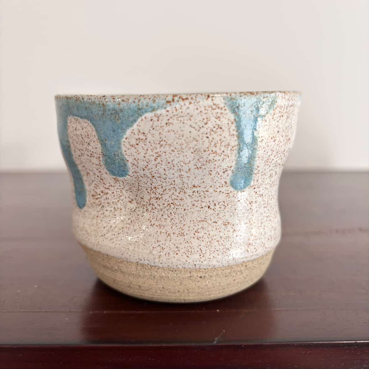 POTTERESS BY ALICIA - Mug - Brown clay, white glaze, light blue drips #2