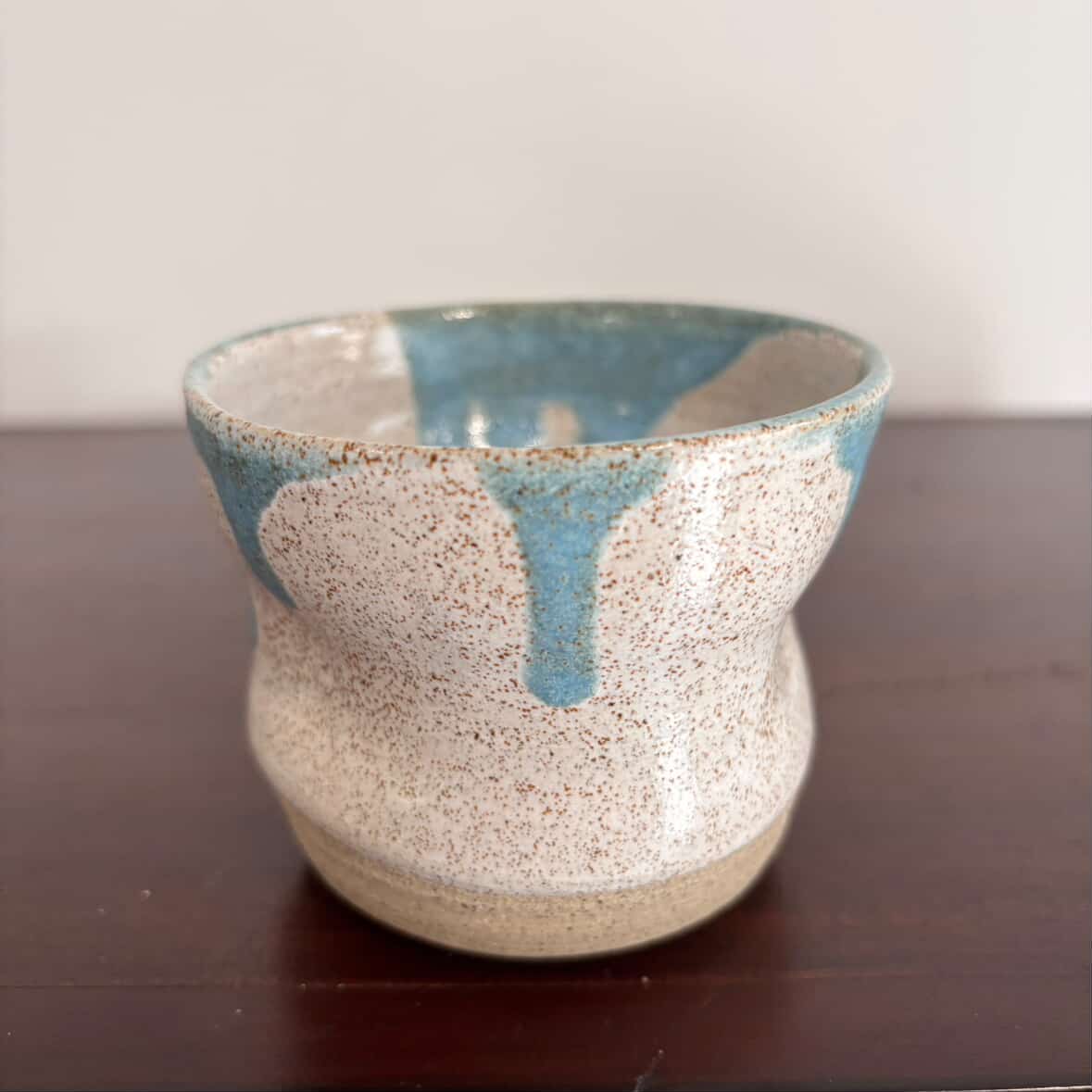 POTTERESS BY ALICIA - Mug - Brown clay, white glaze, light blue drips #2