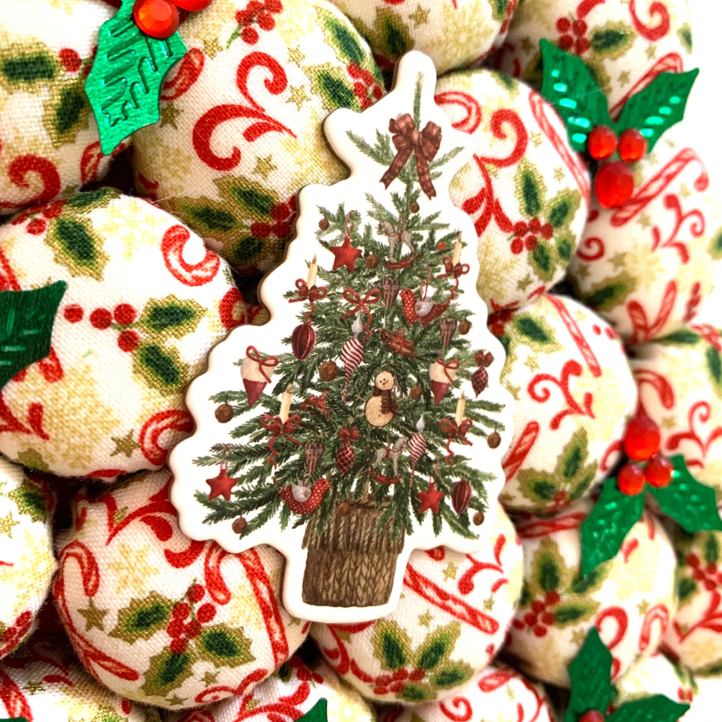 MUMMA WHOOPEE- "TRADITIONAL CHRISTMAS"- SMALL BOTTLE TOP CHRISTMAS TREE WALL HANGING