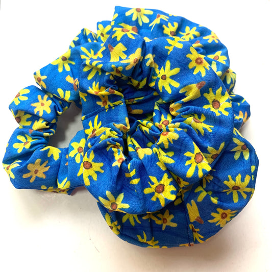MUMMA WHOOPEE - "Blue & Yellow Daisies" REGULAR SCRUNCHIES