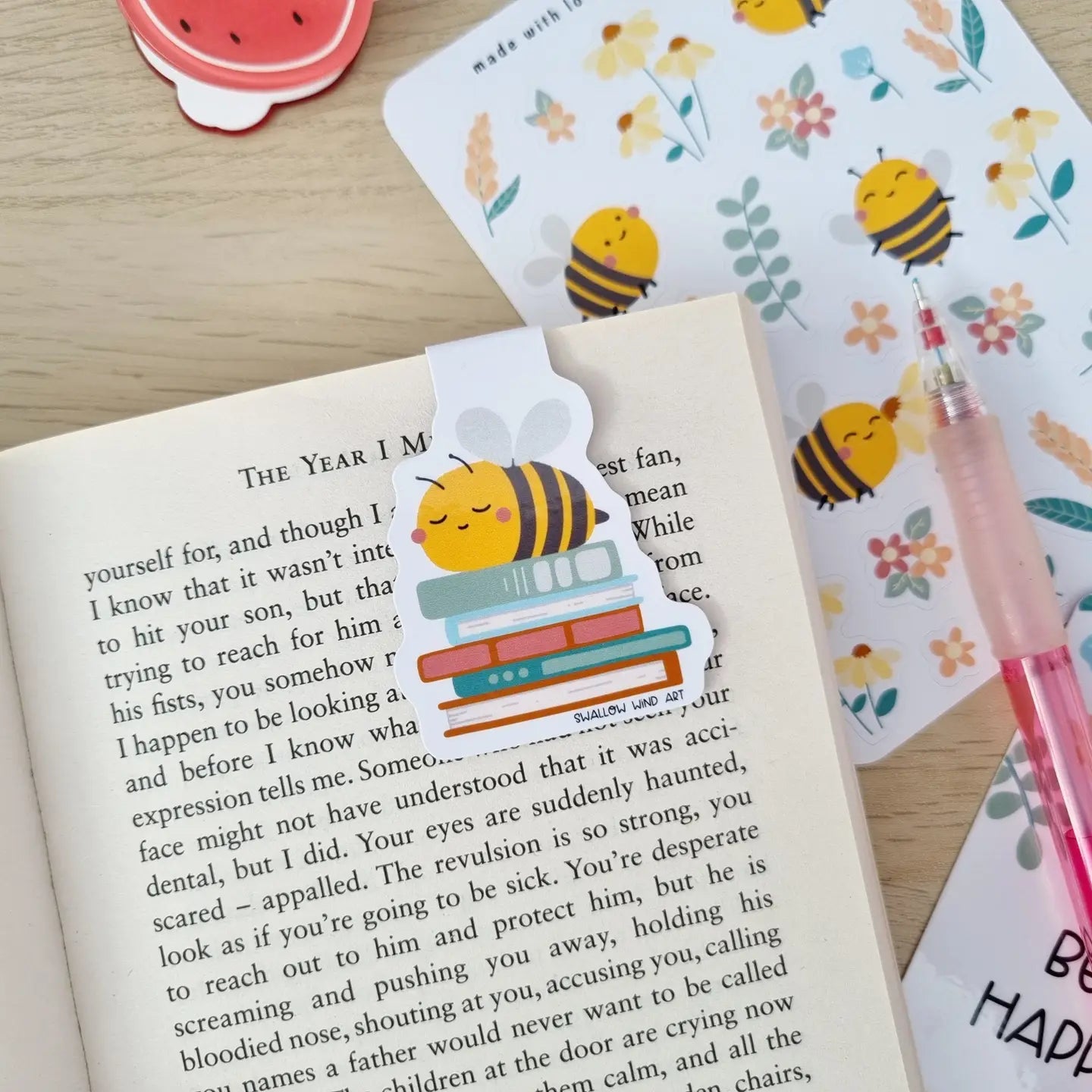 SWALLOW WIND ART - HAPPY BEE WITH BOOKS - MAGNETIC BOOKMARK