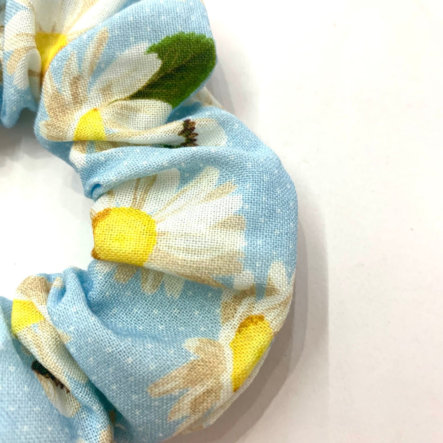 MUMMA WHOOPEE - "Sky Blue Daisies"- REGULAR SCRUNCHIES