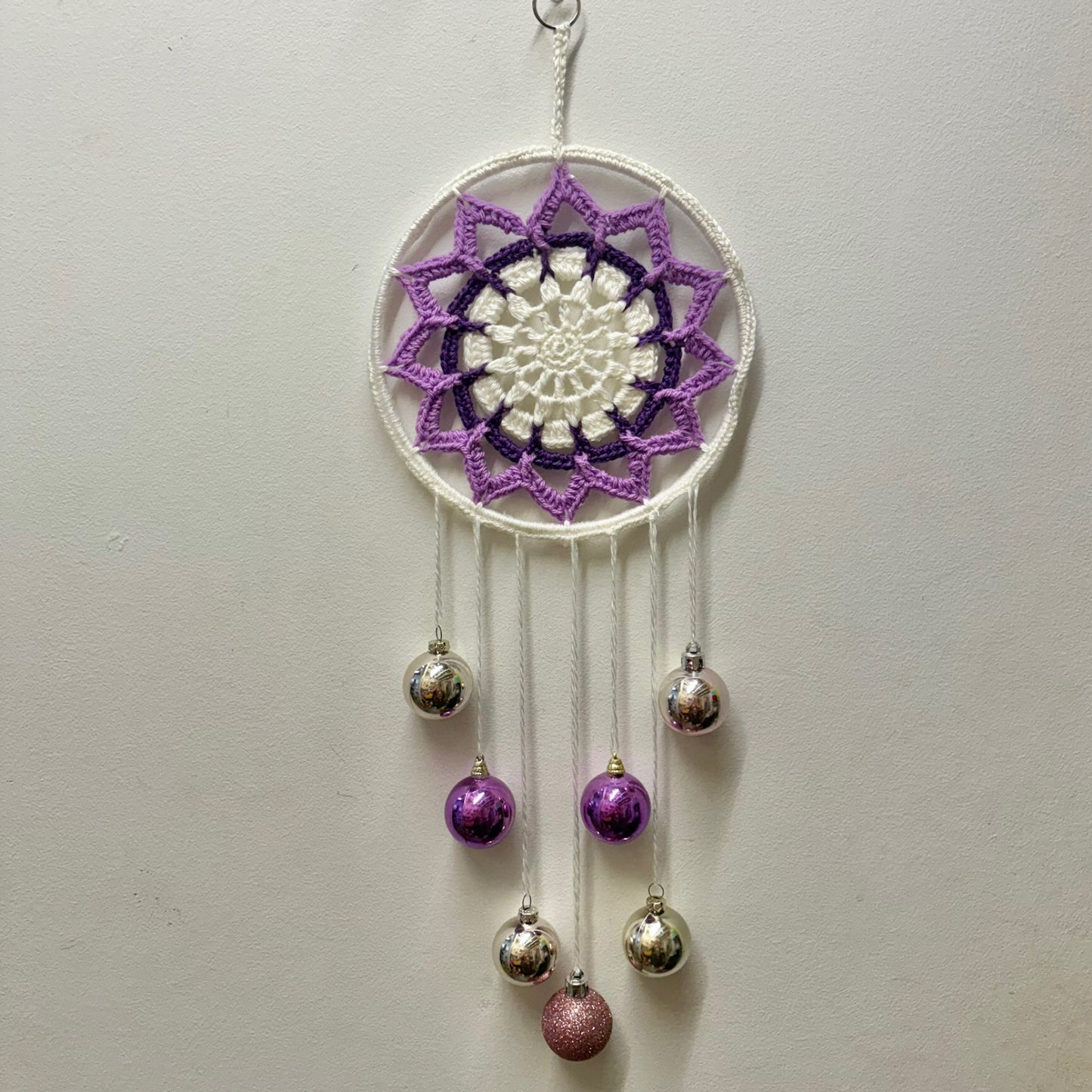 BEAKNITS- CROCHETED CHRISTMAS DREAM CATCHER WALL HANGING #2