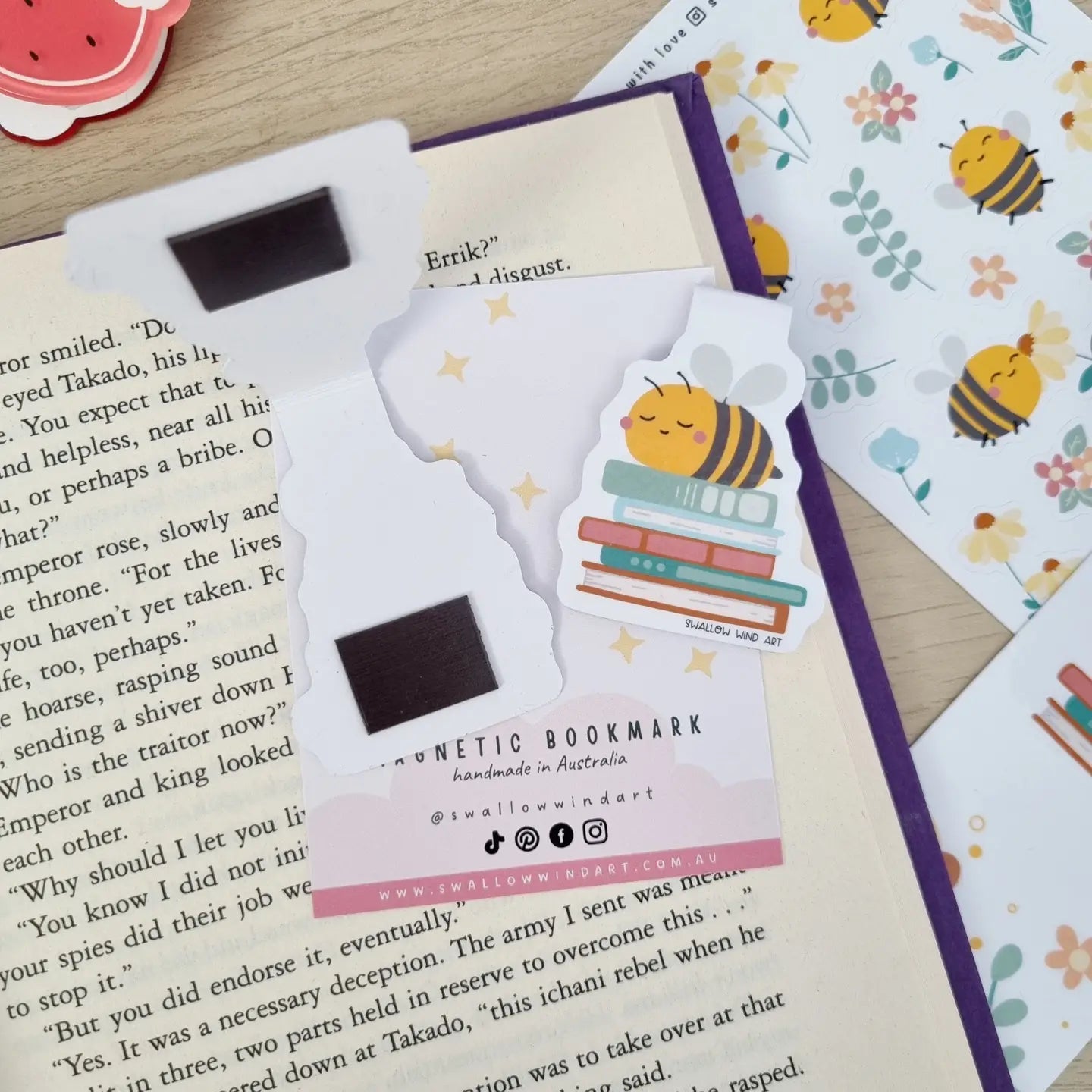 SWALLOW WIND ART - HAPPY BEE WITH BOOKS - MAGNETIC BOOKMARK