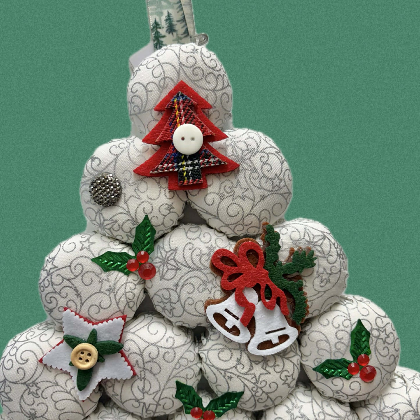 MUMMA WHOOPEE- "WHITE CHRISTMAS"- LARGE BOTTLE TOP CHRISTMAS TREE WALL HANGING (Copy)