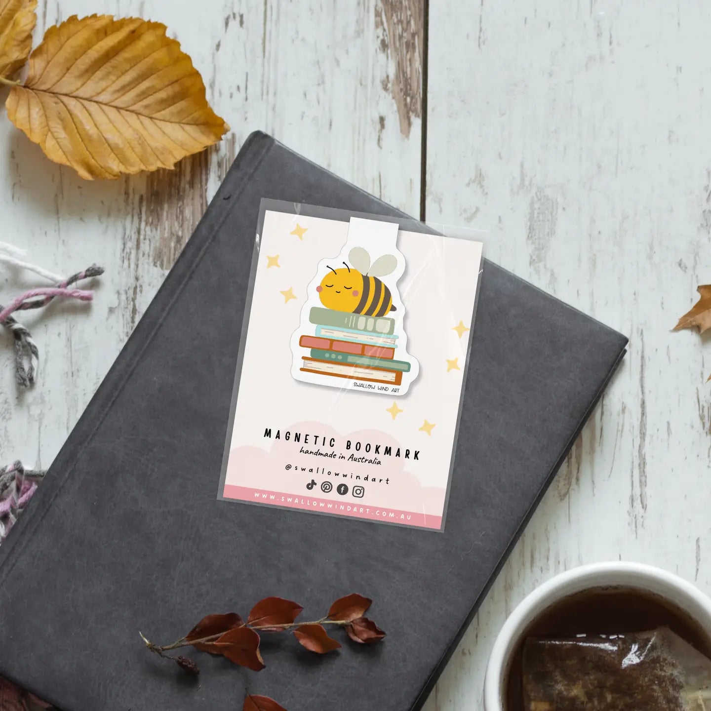 SWALLOW WIND ART - HAPPY BEE WITH BOOKS - MAGNETIC BOOKMARK