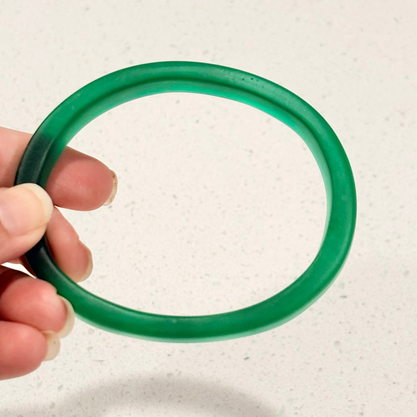 RAY BY DESIGN - Resin Bangle Green Oval