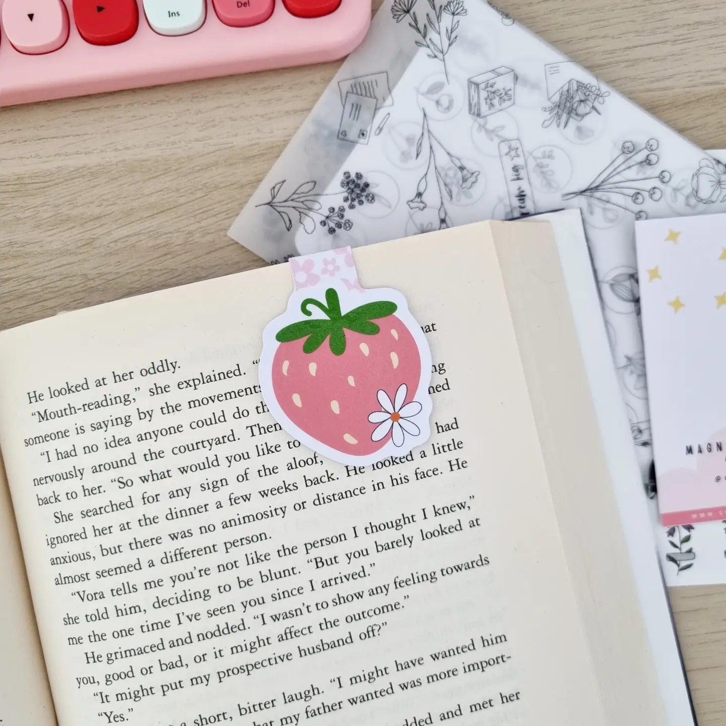 SWALLOW WIND ART - STRAWBERRY FLOWER - MAGNETIC BOOKMARK