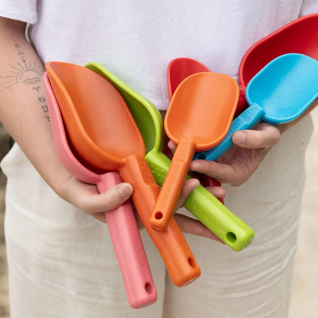 GARDENING ON COUNTRY - Nesti Kids Scoop Kakadu Green – Recycled Plastic Garden & Beach Scoop